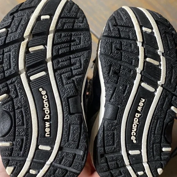 Infant new balance shoe. Size 2 (599/4) - Picture 2 of 4